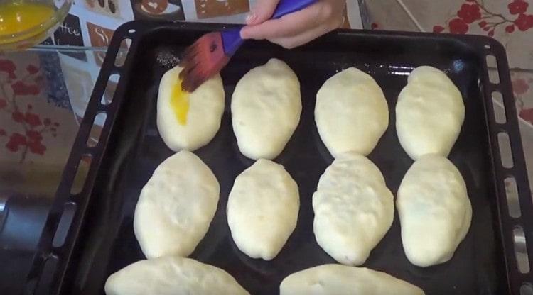 قم بتشحيم الشغل باستخدام بيضة أو صفار.