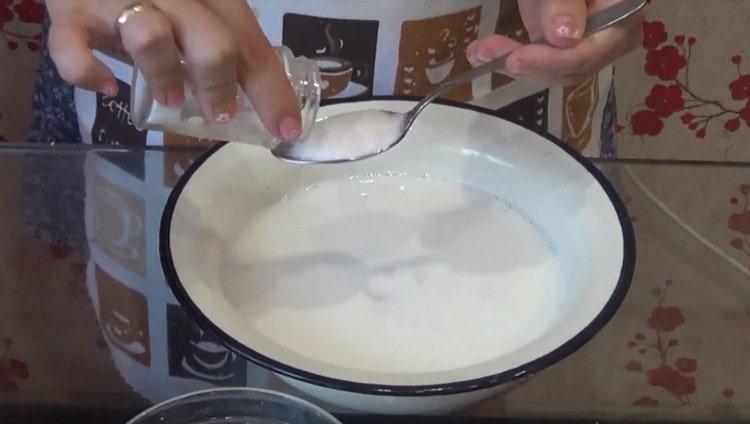 أضف السكر والملح.