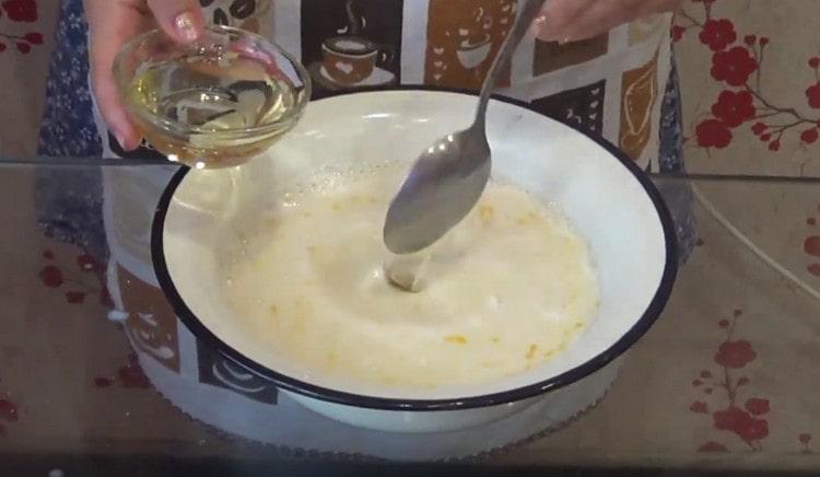 أضف الزيت النباتي.