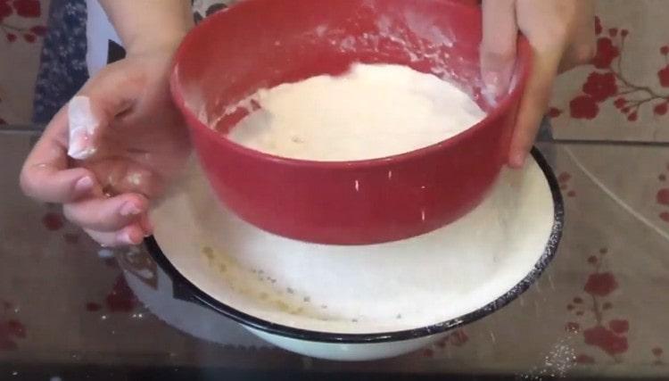 في الأجزاء ، نقدم الدقيق للمكونات السائلة.