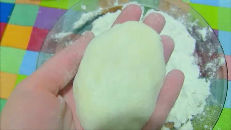 За да направите панирани картофени пайове, направете пай