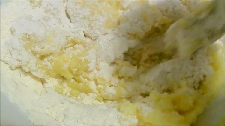 За да направите торта от картофено пюре, пресейте брашното