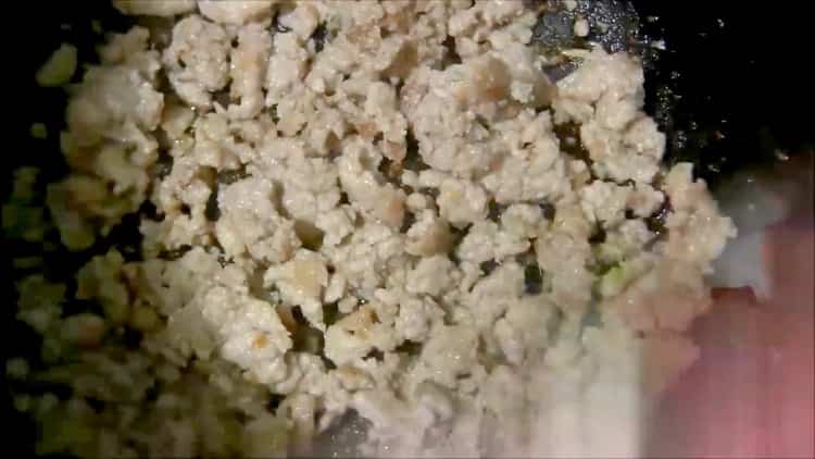 За да направите панирани картофени пайове, пригответе пълнежа