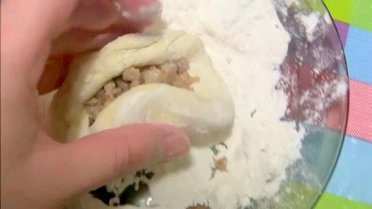 За да приготвите питки с картофено пюре, поставете пълнежа върху тестото