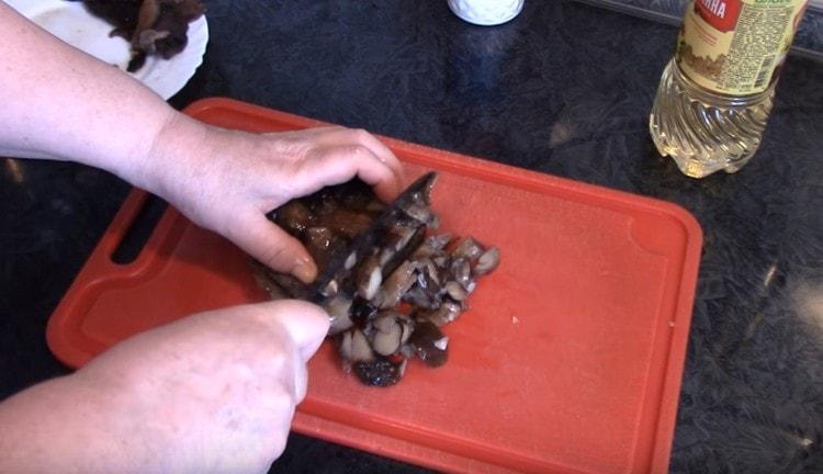 Se taie ciupercile și se fierbe.