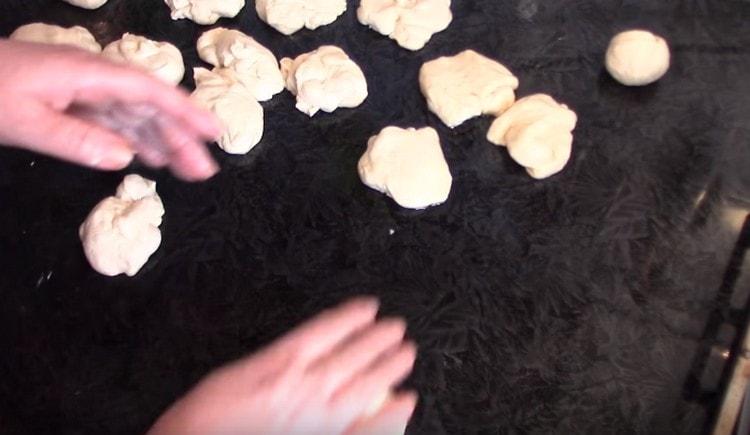 Rulează bilele porționate din aluat.