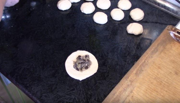 Facem prăjituri din semifabricate și stabilim umplutura pe centrul lor.