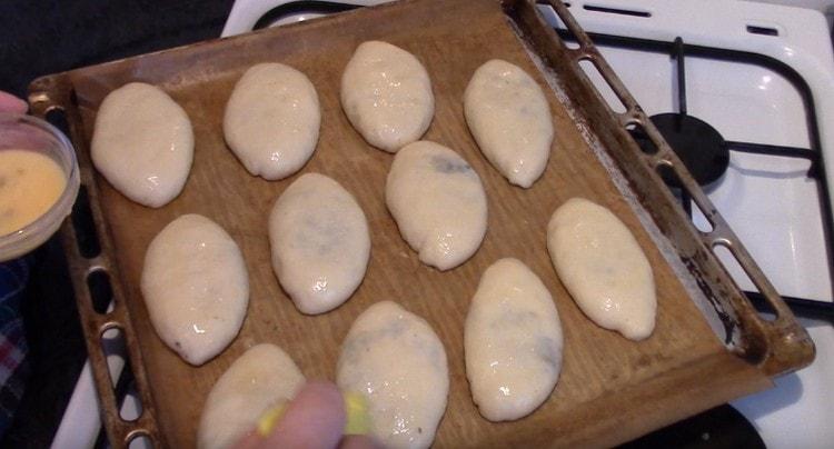 Ungeți piesa de prelucrat cu un ou bătut.