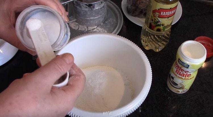 Într-un bol combinăm componente uscate