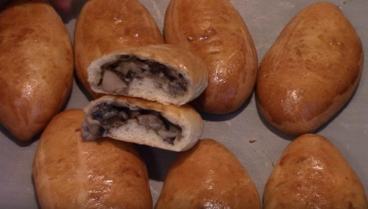 Sunt gata plăcintele parfumate cu ciuperci.