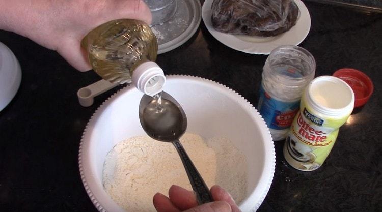 Adăugați ulei vegetal la componentele uscate.