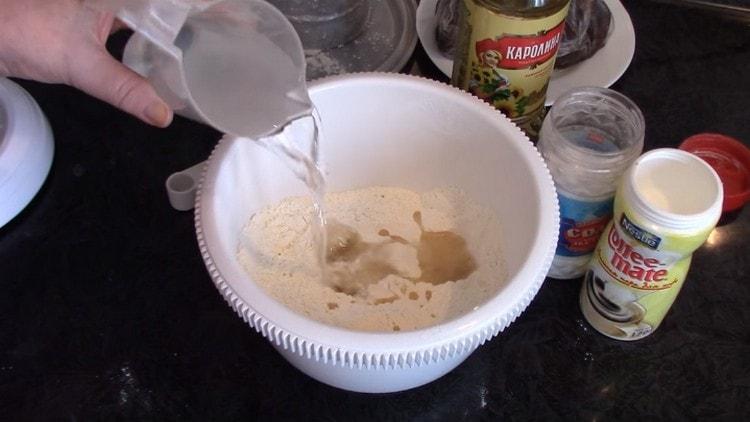 Adăugați apă la temperatura camerei.