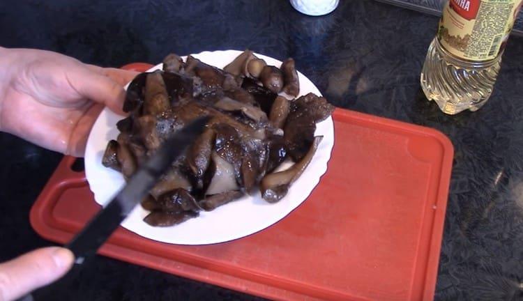 Spălăm ciupercile înghețate.