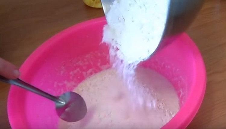 Gießen Sie das Mehl und kneten Sie den Teig.