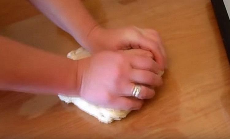 Wir zerkleinern den Teig.