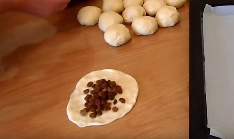 Rosinen in die Mitte des Kuchens legen.