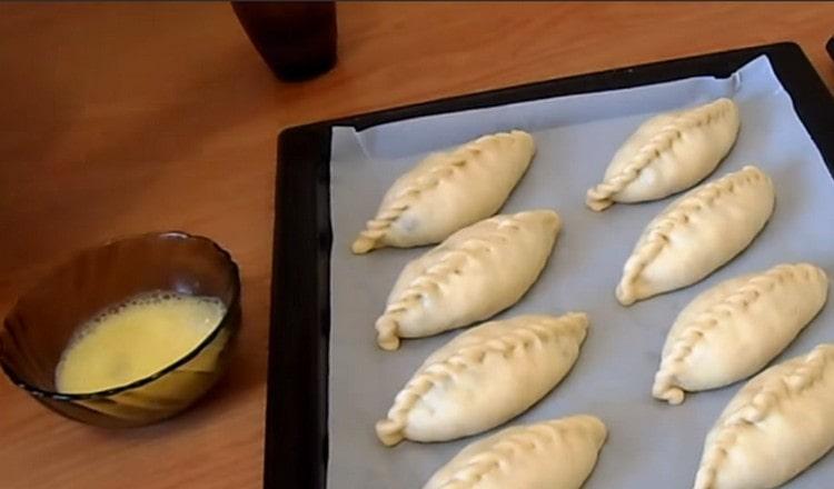 Das Ei mit einer Gabel leicht schlagen.