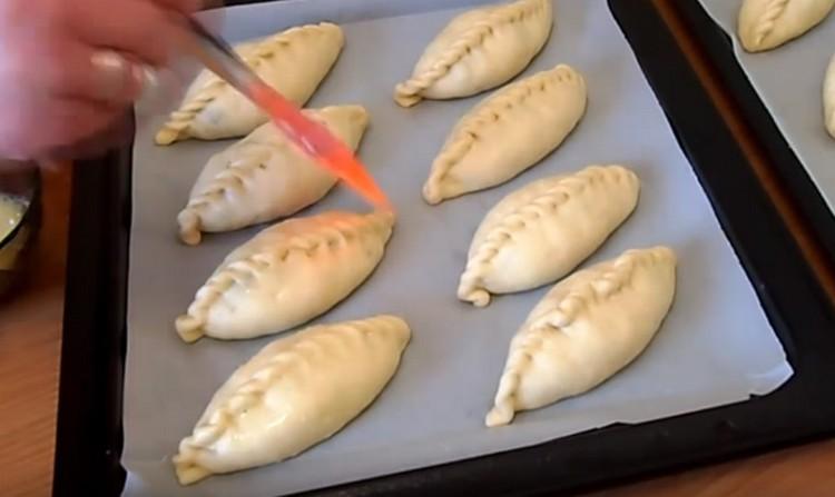 Die Bratlinge mit einem geschlagenen Ei einfetten und in den Ofen geben.