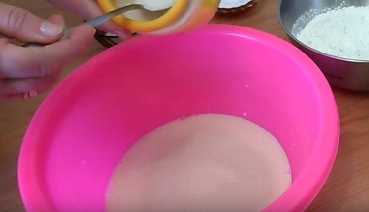 Wir geben Hefe und Zucker in die Milch.