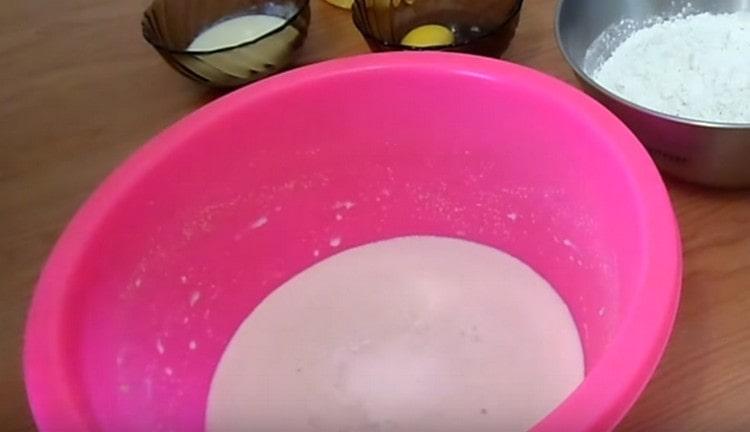 Mischen und den Teig einwirken lassen.