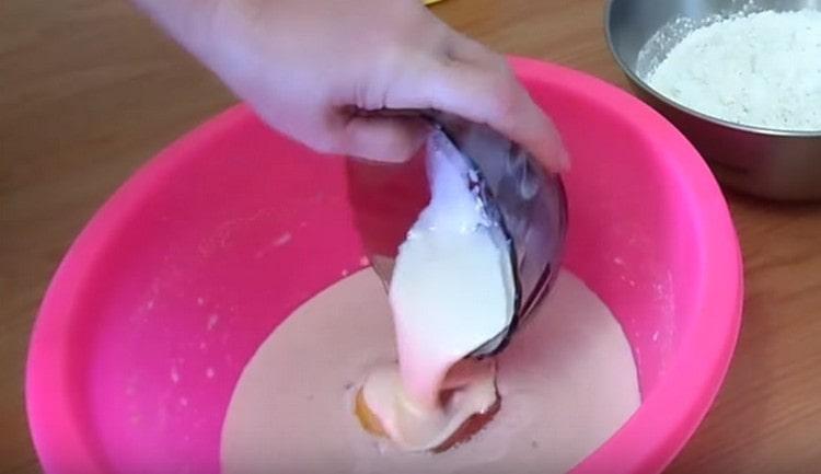 Fügen Sie die geschmolzene Butter hinzu.