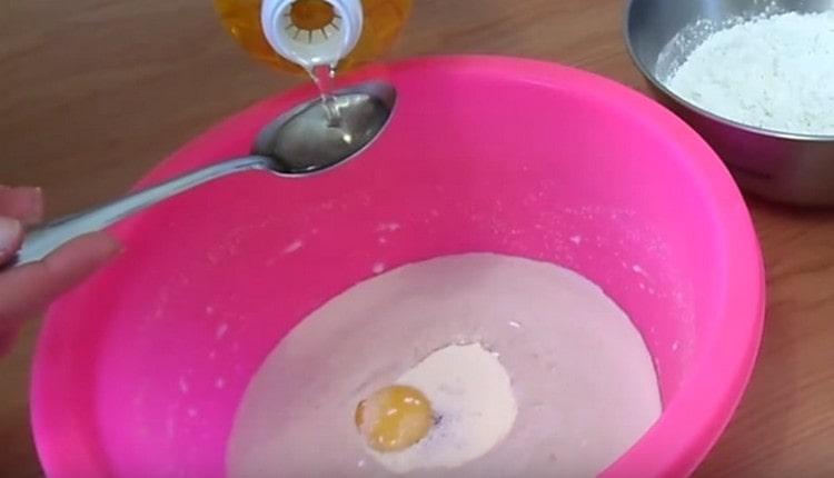 Fügen Sie Pflanzenöl hinzu.