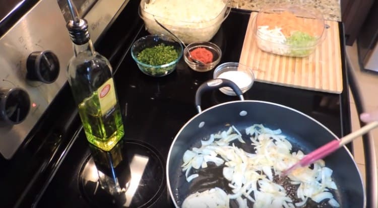 În primul rând, prăjiți ceapa într-o tigaie.