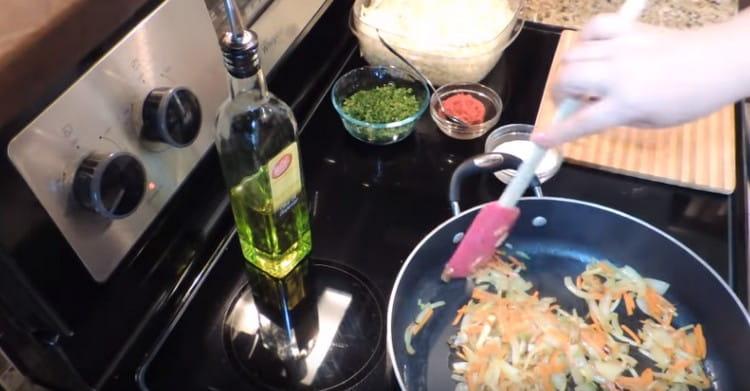 Adăugați morcovii, păstârnacurile și țelina în ceapă.