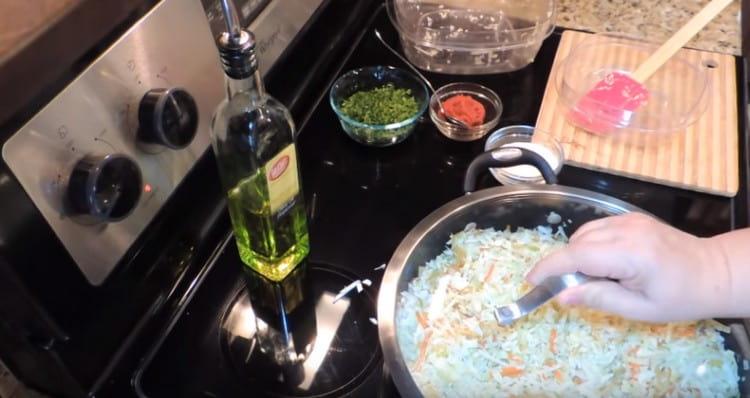 Adăugați varza în legume, amestecați.