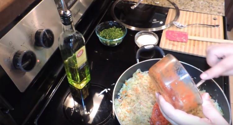 Introducem pasta de tomate în legume, săram umplutura.