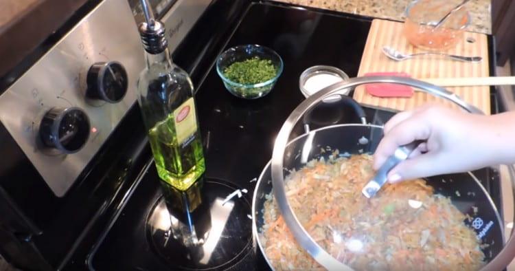 stingeți umplutura sub capac.