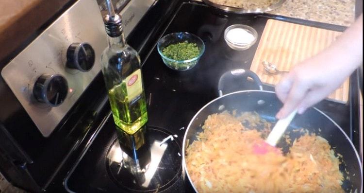 Apoi scoatem capacul și prăjim umplutura încă câteva minute, astfel încât umiditatea să se evapore.