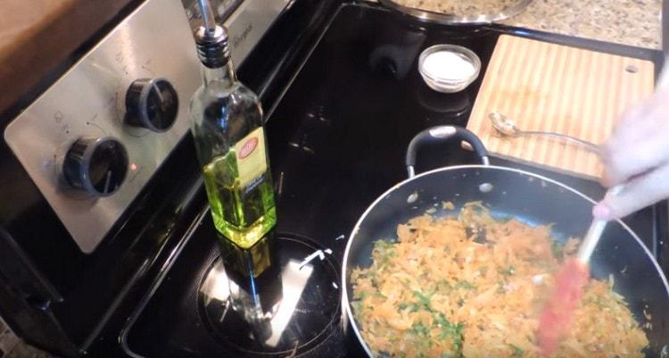 La final, adăugați verdeață tocată la umplutură.