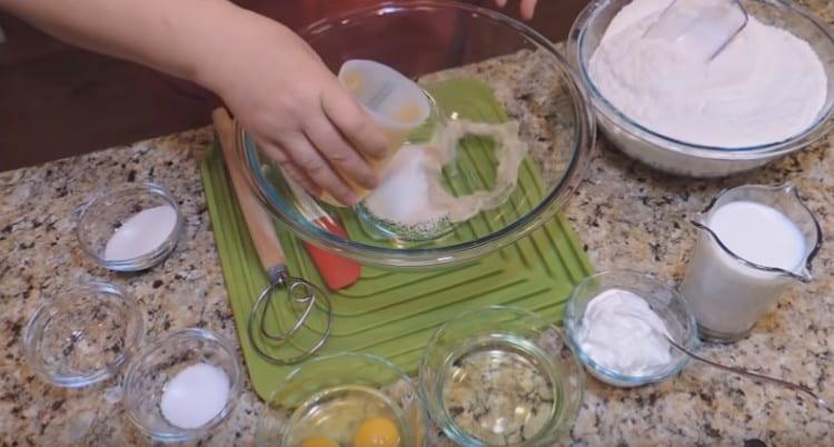 Dizolvăm drojdia în apă caldă.