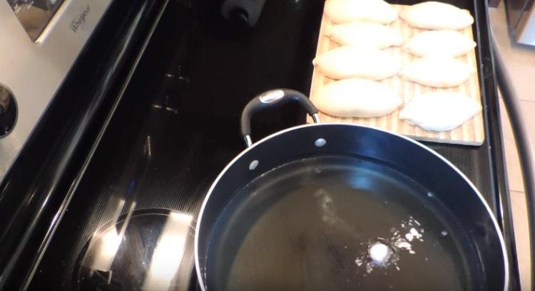 Încălzim bine uleiul vegetal.