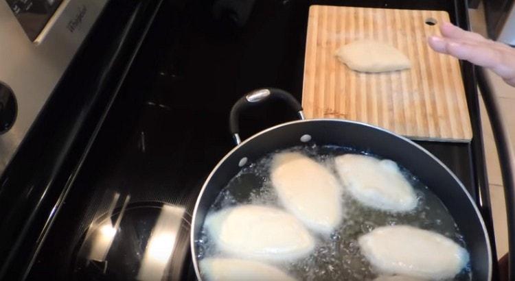 Pune plăcintele în ulei clocotit.