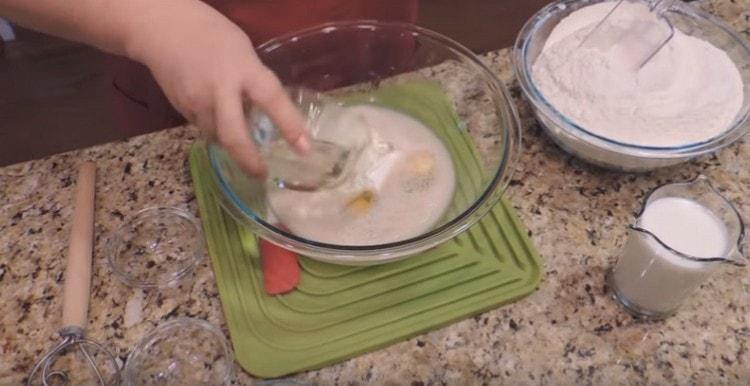 Apoi, adăugați ouăle, smântâna, uleiul vegetal.