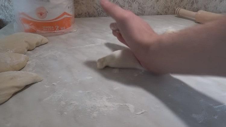 Ръчно разделете полученото руло на 4 части.