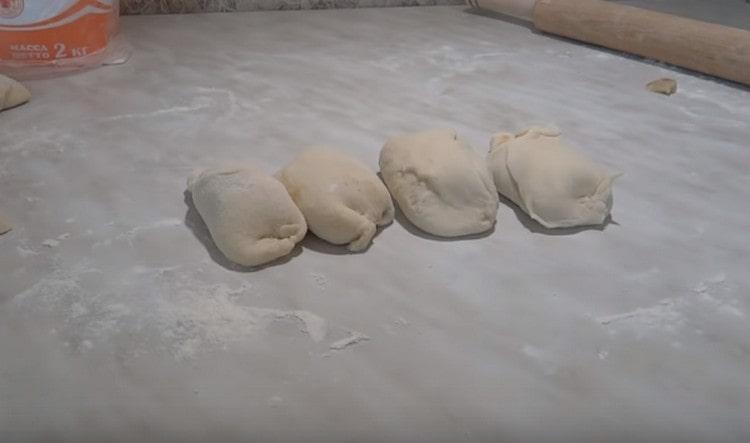 Просто прищипване на краищата на получените пайове.