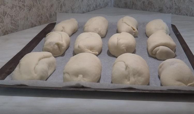 Сложете пайовете върху лист за печене, покрит с пергамент.