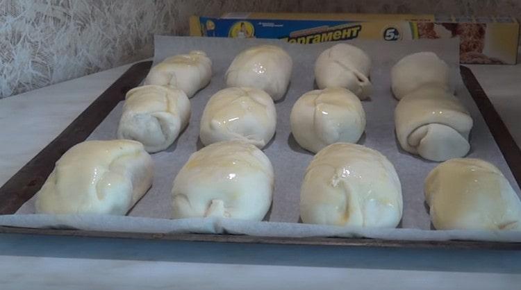 Преди да изпратите пайовете във фурната, намажете ги с разбито яйце.