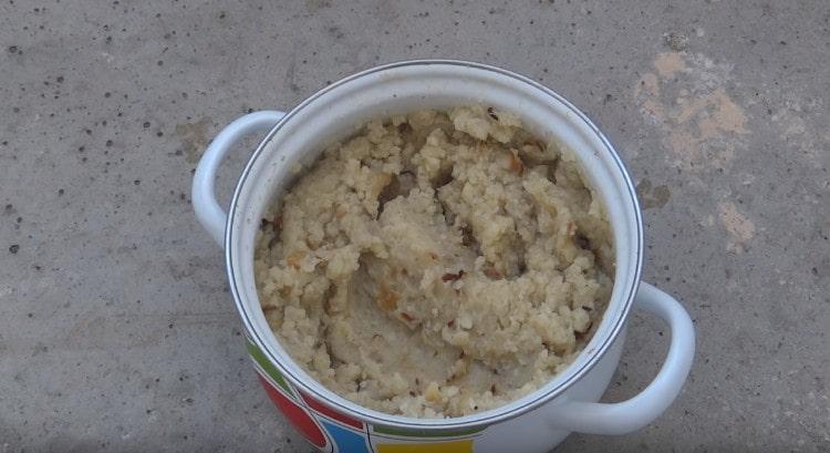 Добавете лука към картофа и разбъркайте пълнежа.