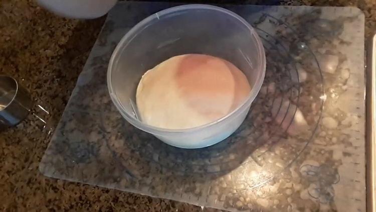 Per cuinar pastissos amb patates i bolets, deixar reposar la massa