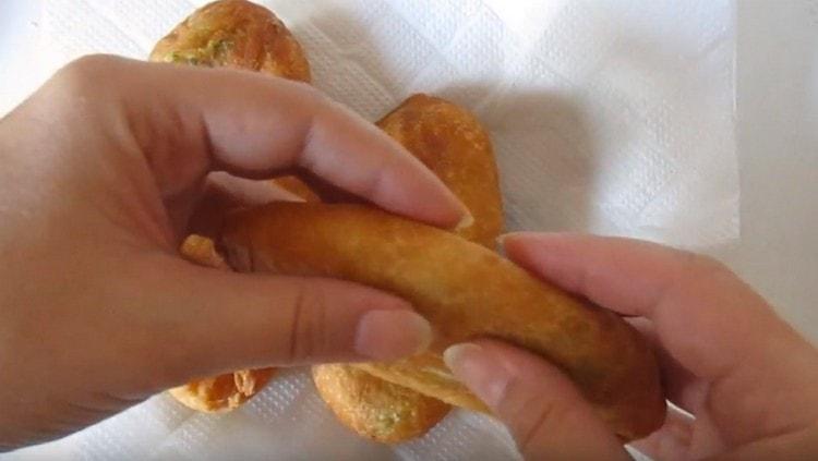 Готовите кефирни пайове с картофи могат да се прехвърлят първо на хартиени кърпи, които абсорбират излишната мазнина.