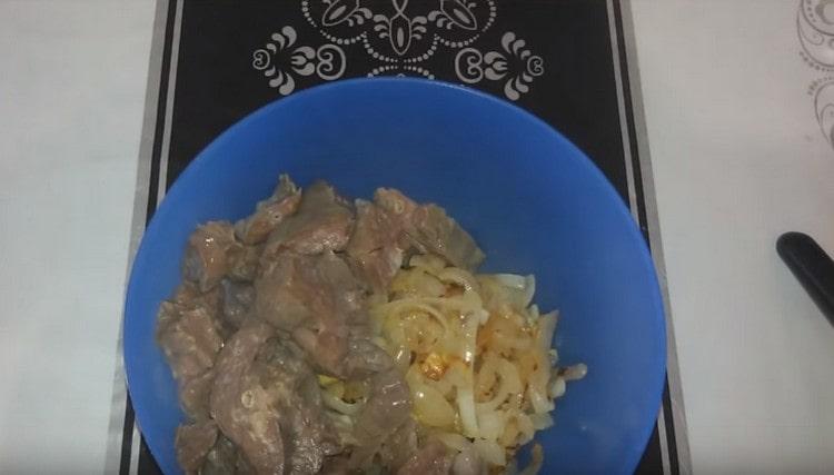 Prăjiți ceapa într-o tigaie, adăugați-o în plămân.