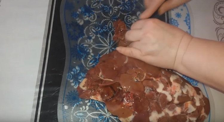 Tăiați ficatul de pui și inimile în bucăți.