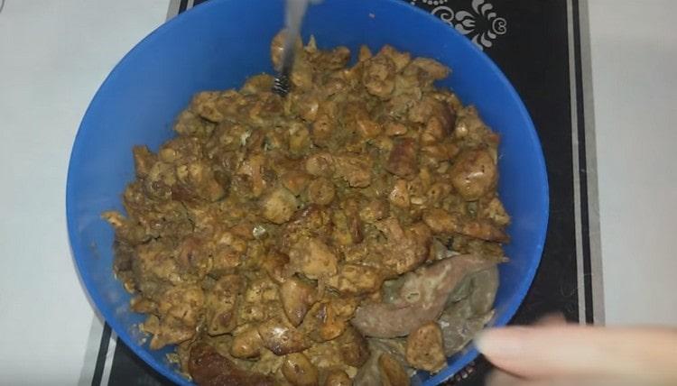 Prăjiți organele de pui, adăugați-le la inimă cu plămânul.