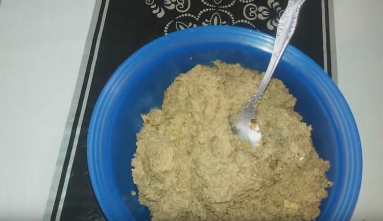 Se macină ficatul cu ajutorul unui blender sau a unei mașini de tocat carne.