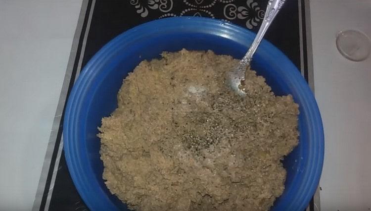 Sare și piper ficat după bunul plac.