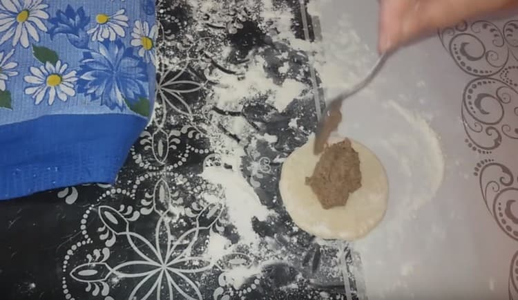 Turnăm fiecare bilă într-o prăjitură, punem o lingură de ficat la mijloc.